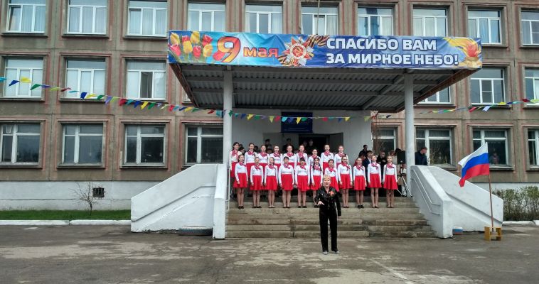 Ученики школы №64 создали огромный солдатский платок