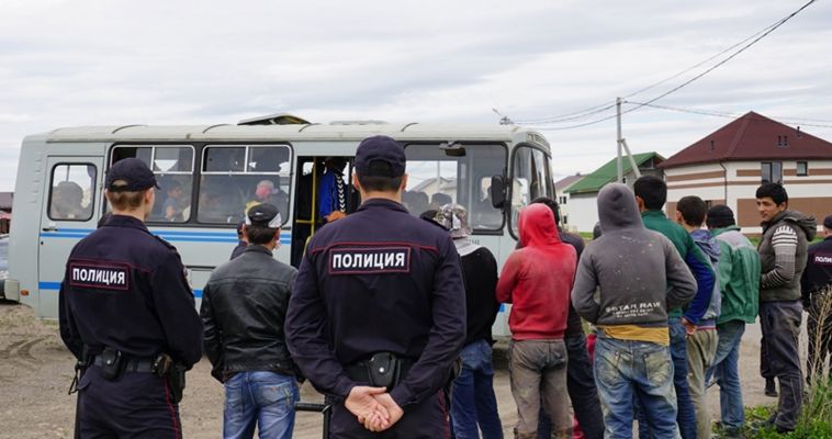 Нелегальные мигранты строят дома магнитогорцам