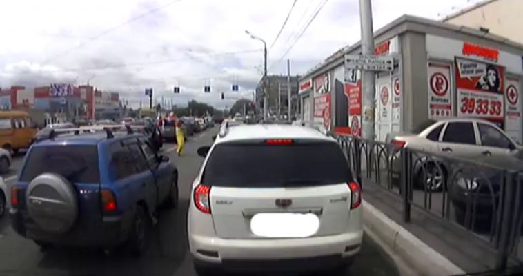 Танцы на дороге. В сети появилось занятное видео