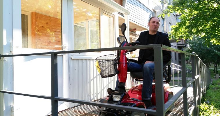 Мужчина-инвалид сделал отдельный въезд в квартиру через балкон