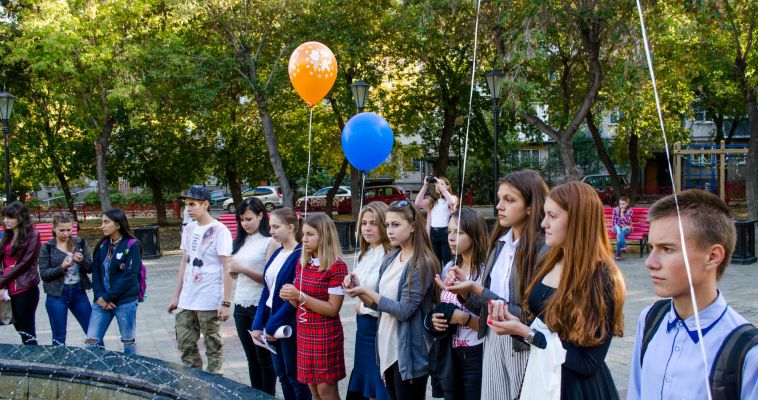 В День мира школьный парламент запустил шары и раздал голубей