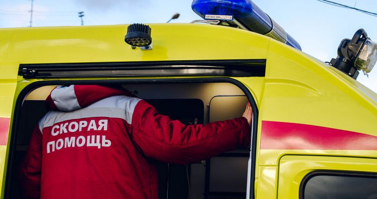 Мальчика, упавшего с девятого этажа, доставили в Челябинск