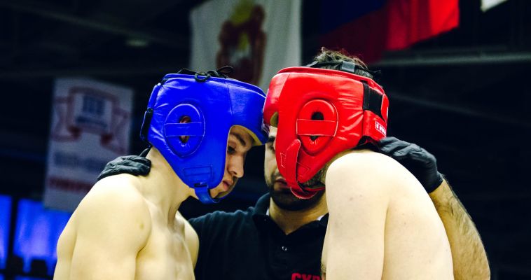 Борьба и бокс в одном ринге. Магнитогорск принял чемпионат области по ММА