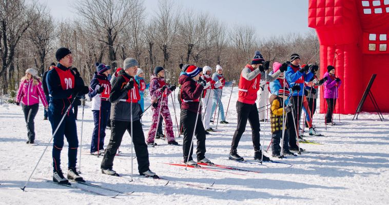 Лыжи надели даже чиновники. «Искристая лыжня – 2018» вновь собрала гостей
