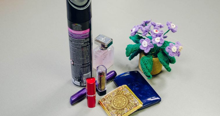 Пострадала за красоту. Девушку наказали за ресницы