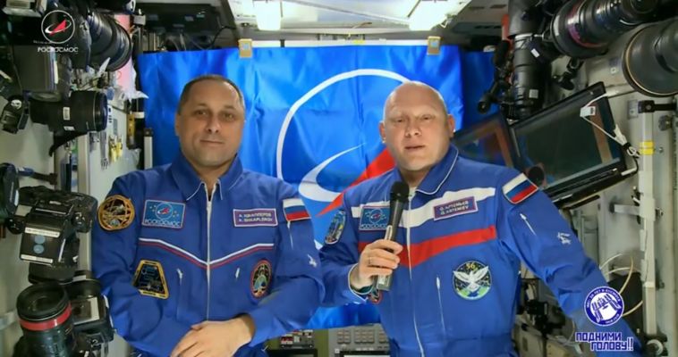 Прямо с орбиты. Экипаж МКС поздравил россиян с Днём космонавтики