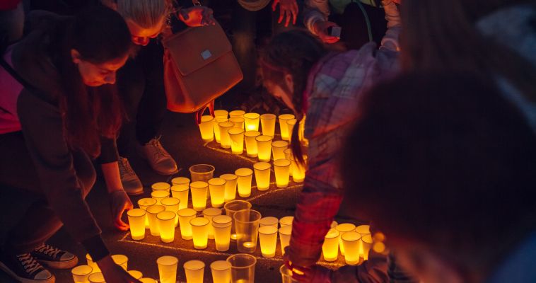 Фото. В Магнитогорске зажгли свечи в память о павших воинах