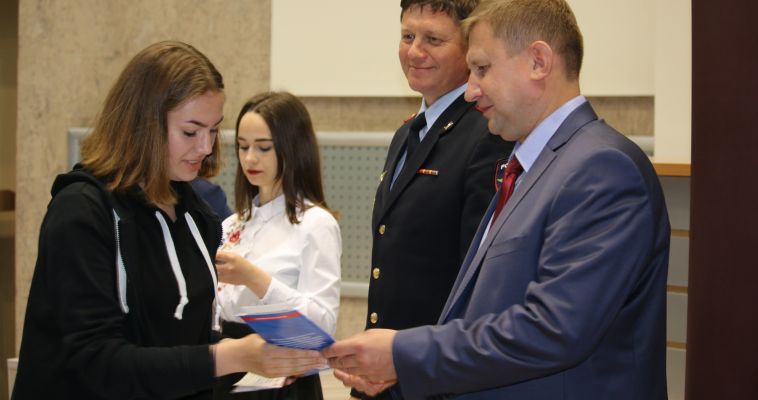 Дети получили паспорта из рук вице-мэра