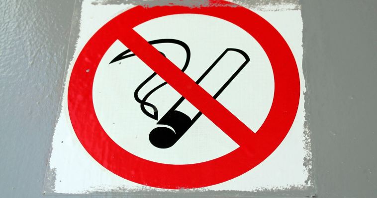 После жалобы конкурентов, сеть алкомаркетов прекратила продажу сигарет вблизи школ