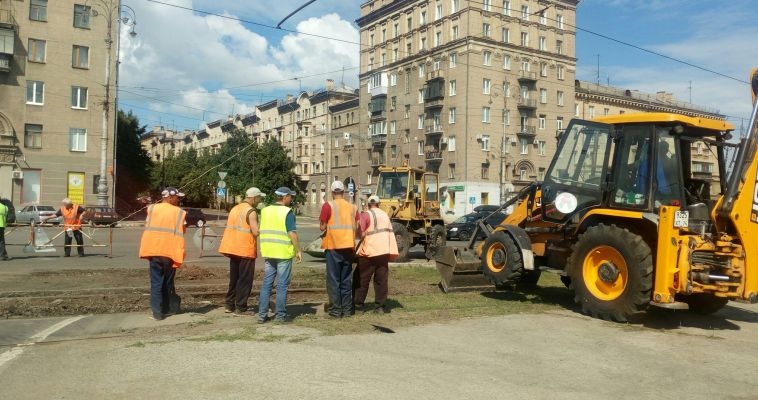 На площади Носова ремонтируют трамвайные пути
