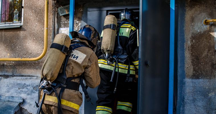 В Магнитогорске пожарные тушили многоэтажку