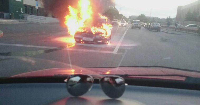 Видео. Около администрации сгорел автомобиль