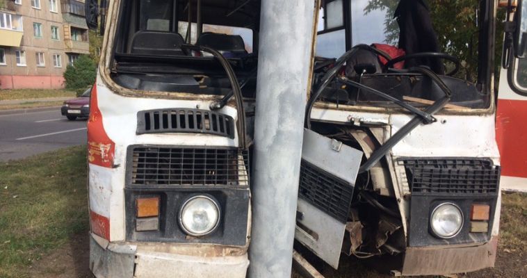 Водитель автобуса намеренно врезался в бетонный столб