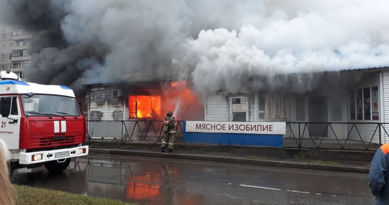На окраине города сгорел ларек