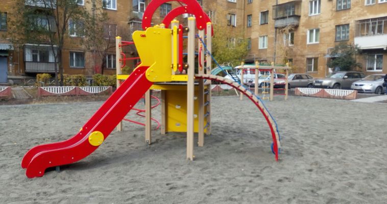В Ленинском районе обновили детские площадки
