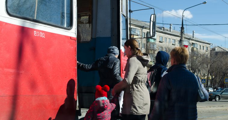 В Магнитогорске кондуктор высадила из трамвая ребенка