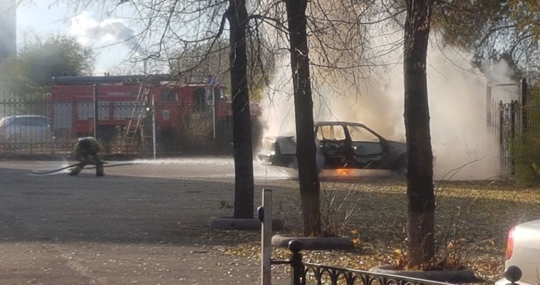 Недалеко от пожарной части загорелся автомобиль