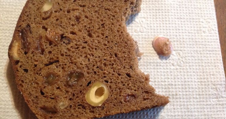 Жительнице Магнитогорска попался хлеб с французским маникюром внутри