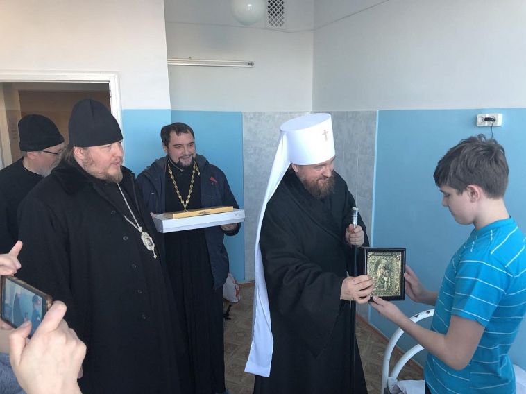 Челябинский митрополит подарил икону магнитогорскому подростку