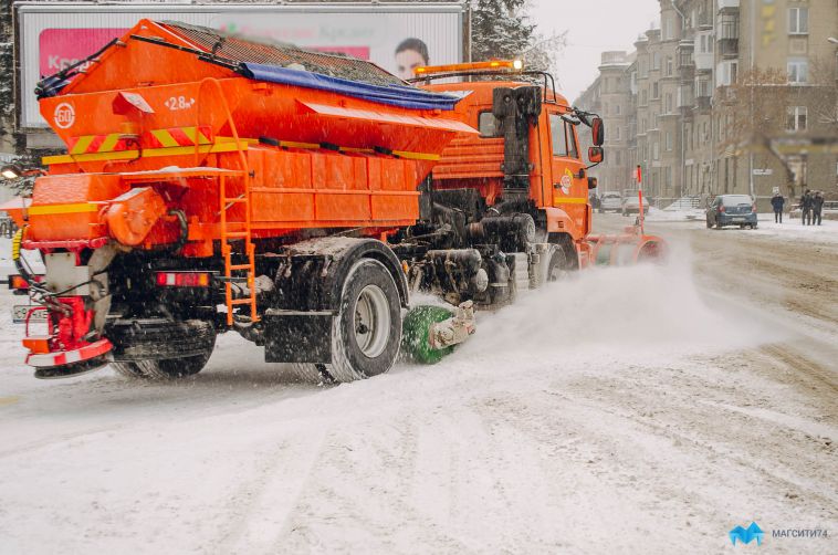 Более 60 машин вышли на очистку городских дорог от снега