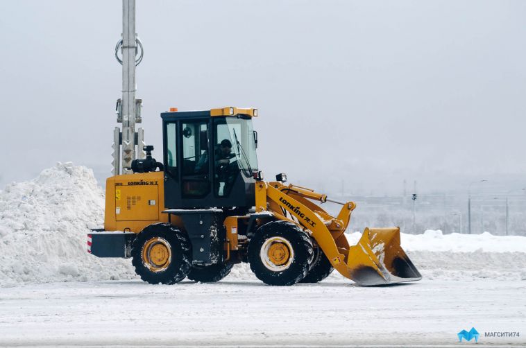 Снегоуборочная техника вышла на очистку магистралей города