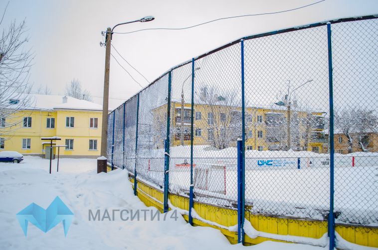 За сезон в Магнитогорске обновили 13 хоккейных площадок