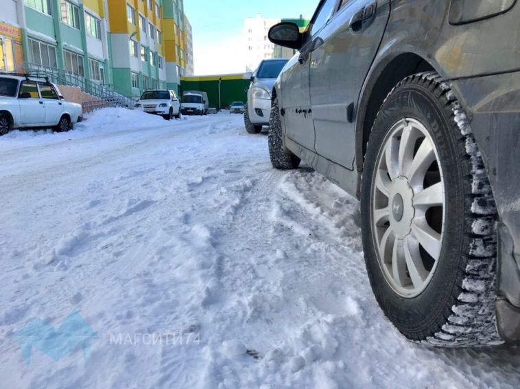 В Магнитогорске продолжают штрафовать водителей, которые паркуются на газонах