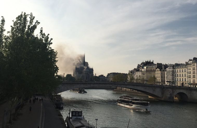 Во Франции почти полностью сгорел собор Парижской Богоматери