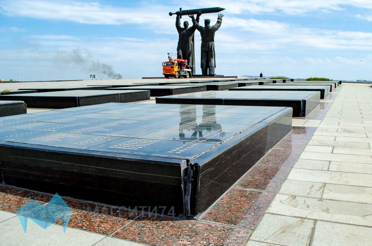 День Победы монумент «Тыл-фронту» встретит с разбитой плиткой