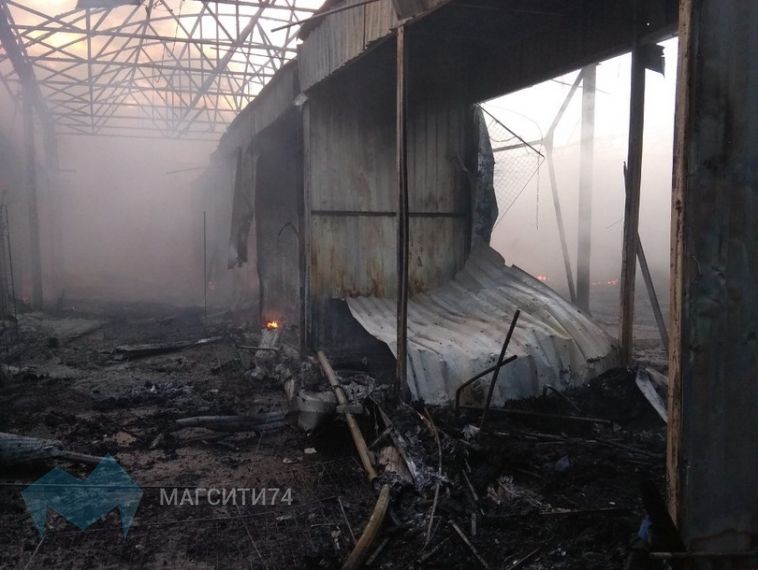 Пожарным удалось отстоять больше половины торговых палаток на вспыхнувшем в Магнитогорске рынке