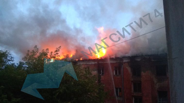 В Магнитогорске произошло крупное возгорание в заброшенном здании