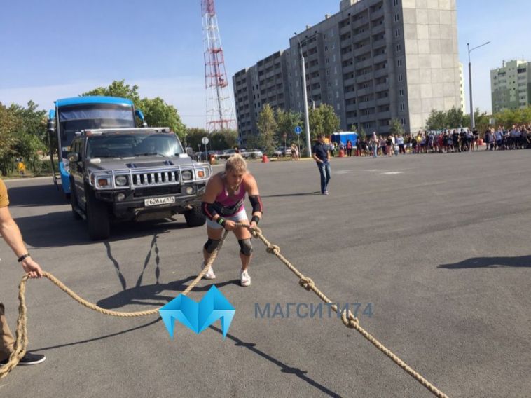 Жительница Магнитогорска установила рекорд, сдвинув с места автобус и внедорожник