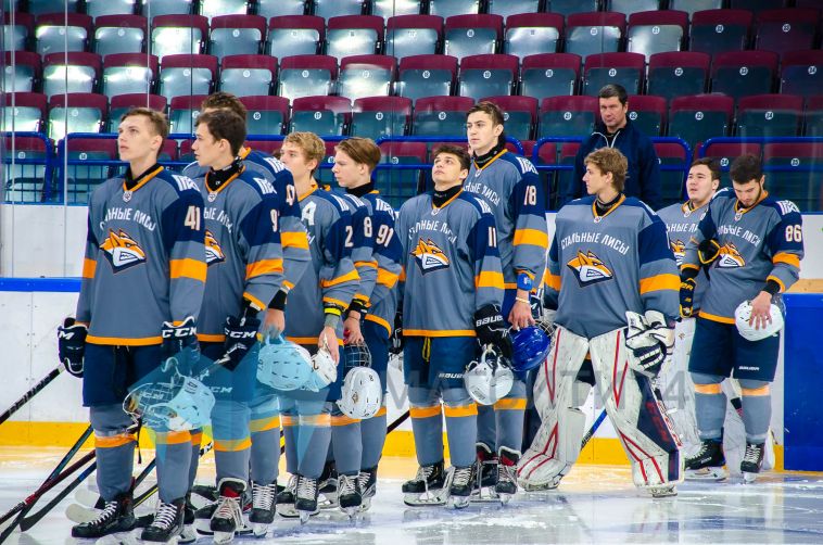 Одиннадцать шайб на двоих: в хоккейном «триллере» победу праздновала молодёжка из Челябинска