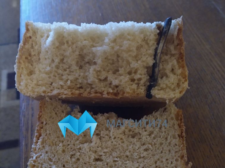 Жительница Магнитогорска нашла металлический штырь в буханке хлеба