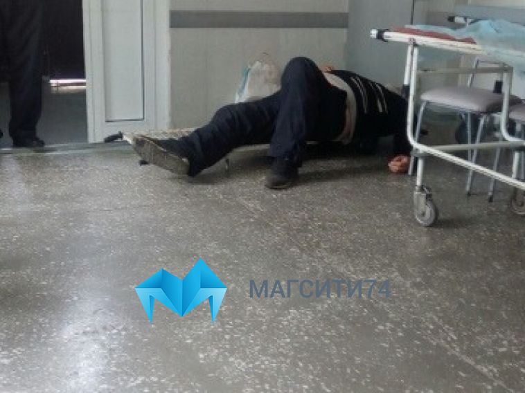 «Уложили в уголок»: горожан возмутил оставленный на полу «пациент» приёмного покоя