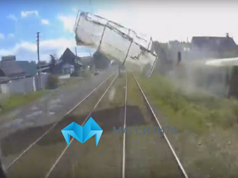 В Магнитогорске трамвай столкнулся с теплицей, взлетевшей от потока ветра