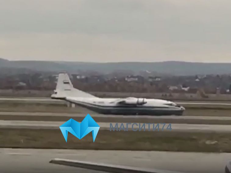Военный самолёт приземлился «на брюхо» в Екатеринбурге