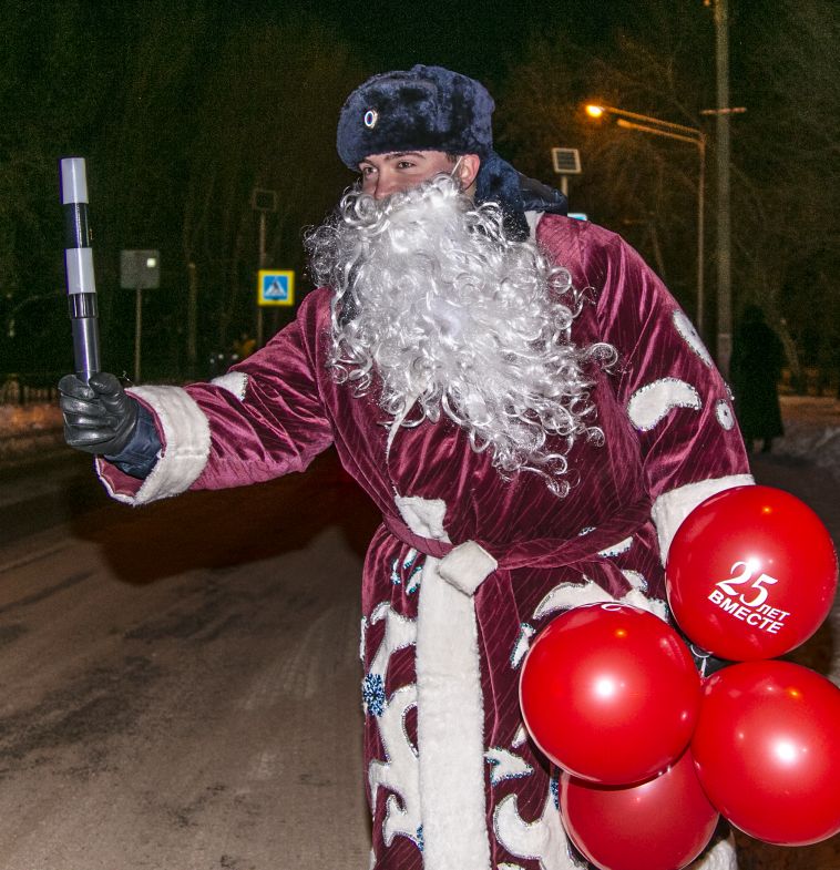 Водителей и пешеходов с наступающим Новым годом поздравил Дед Мороз-полицейский