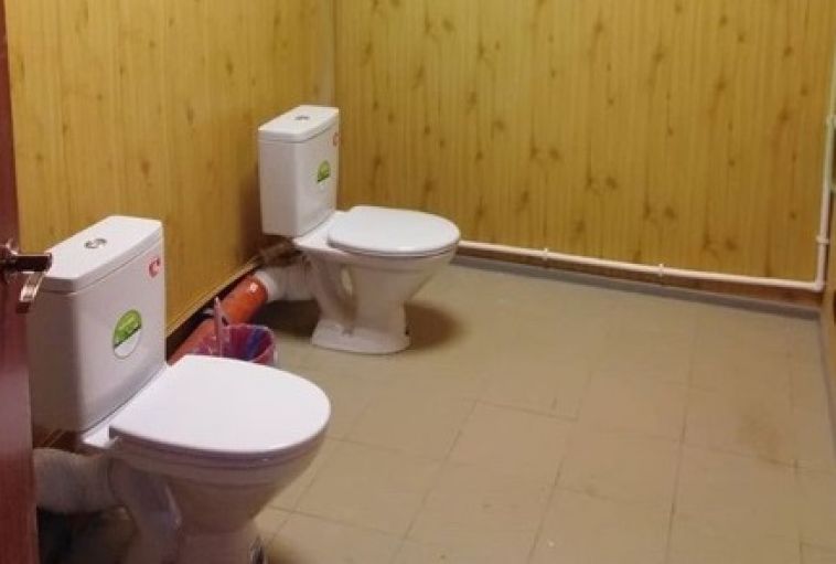 Глава города в Челябинской области похвастался школьным туалетом без кабинок