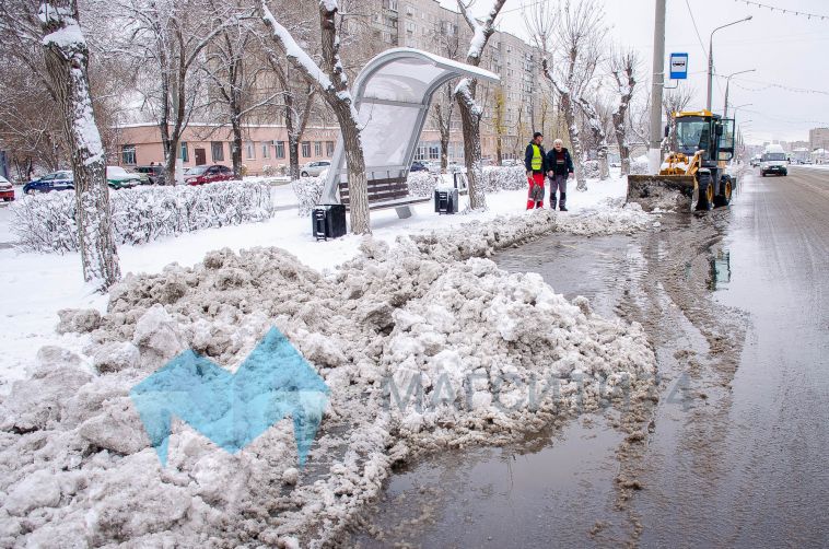 Автомобилистов просят не парковать машины на обочинах