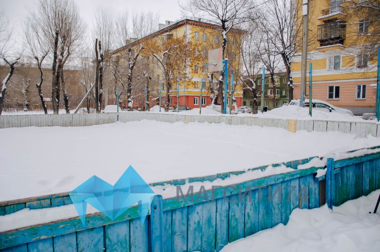 Залиты, но заметены: в Магнитогорске пустуют хоккейные коробки
