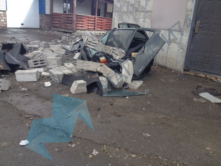 В Магнитогорске из-за ветра на машину обрушилась стена здания