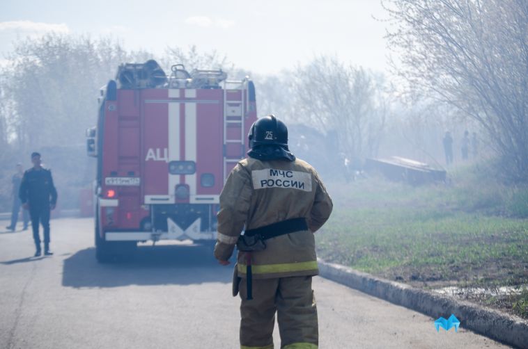 Крупный пожар уничтожил частный дом в Магнитогорске