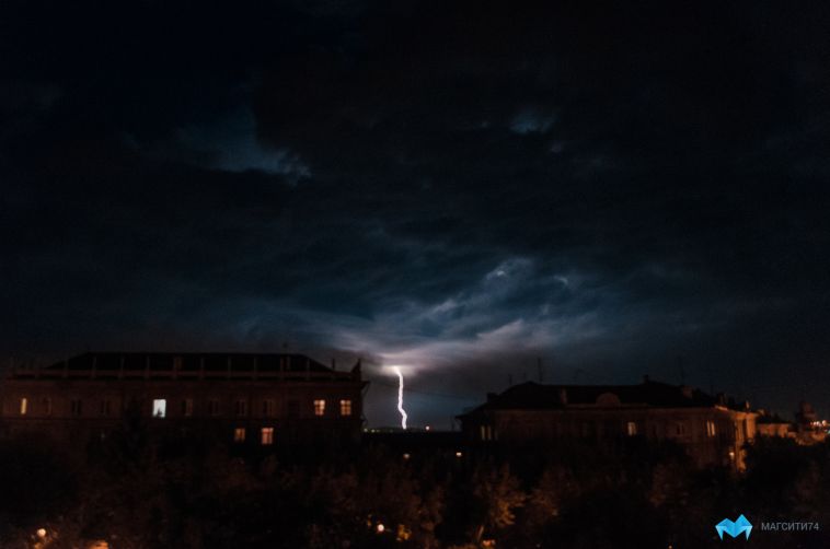 Из-за удара молнии в Магнитогорске загорелась электроподстанция