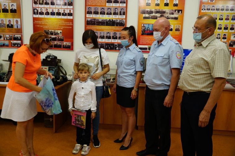 Сотрудники МВД поздравили детей с Днём знаний