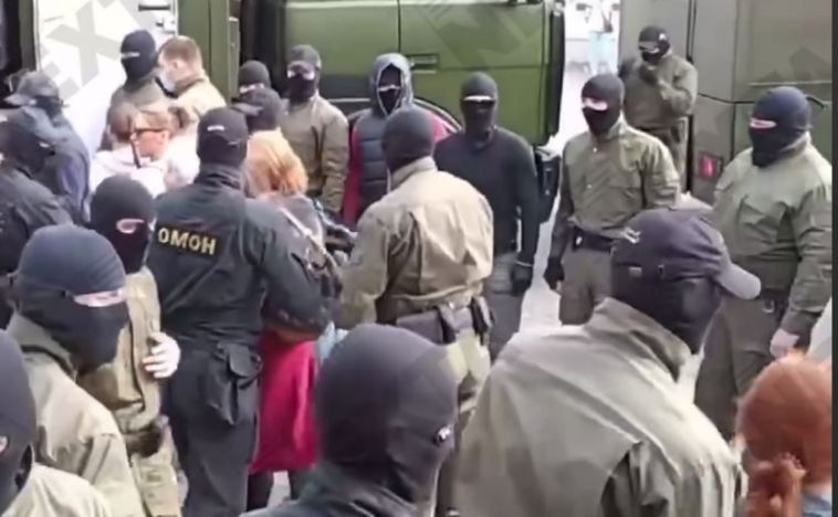 Почти 800 демонстрантов были арестованы в Белоруссии во время воскресной акции