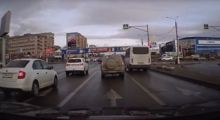 В социальных сетях разместили видео о том, как водитель маршрутки «летит» на красный сигнал светофора