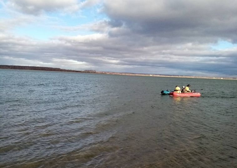 В Челябинской области ребенка унесло ветром на надувной лодке
