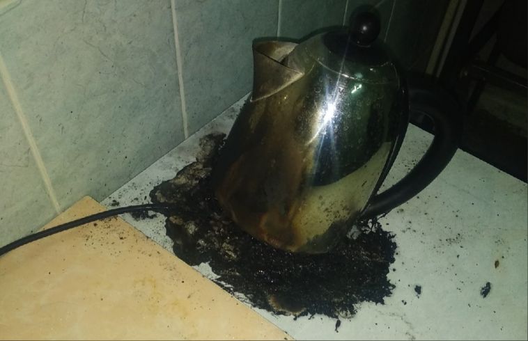 В Магнитогорске в одной из молочных кухонь загорелся электрический чайник