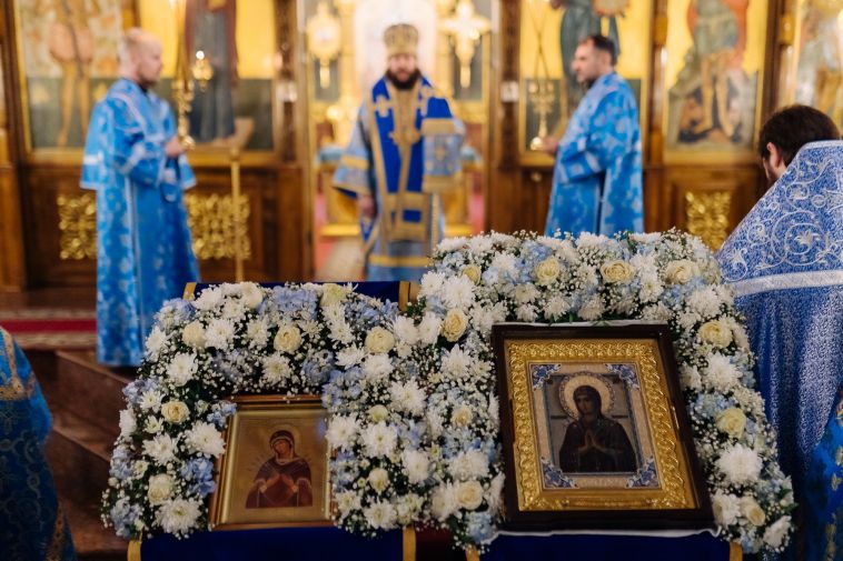 В Магнитогорск доставили мироточивую икону Божией Матери из Москвы